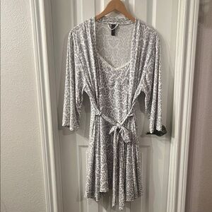 MARILYN MONROE INTIMATES NIGHTGOWN AND ROBE SIZE MEDIUM